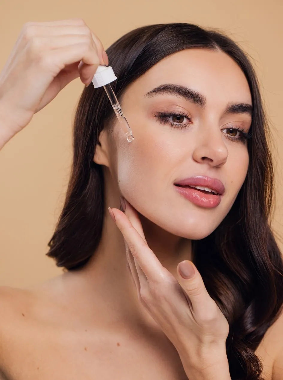 Frau trägt Serum auf – Anwendung hochwertiger Wirkstoffe für strahlende Haut | Beauty Fellows