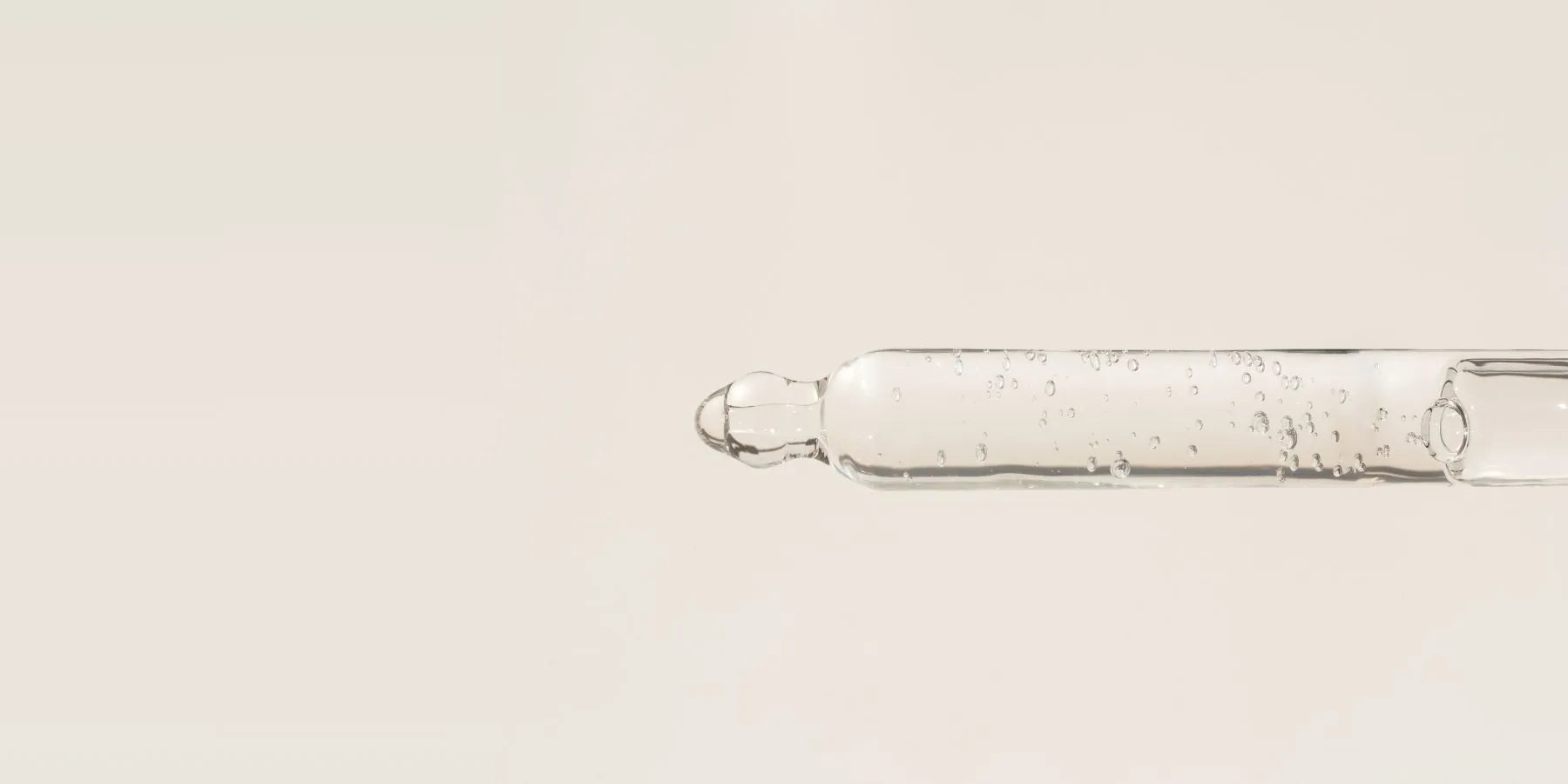 Bannerbid mit Pipette als Nahaufnahme gefüllt mit durchsichtiger Flüssigkeit