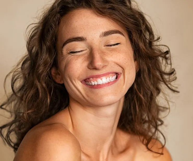 Strahlende Frau mit natürlichem Glow – Ergebnis effektiver Hautpflege mit Beauty Fellows.