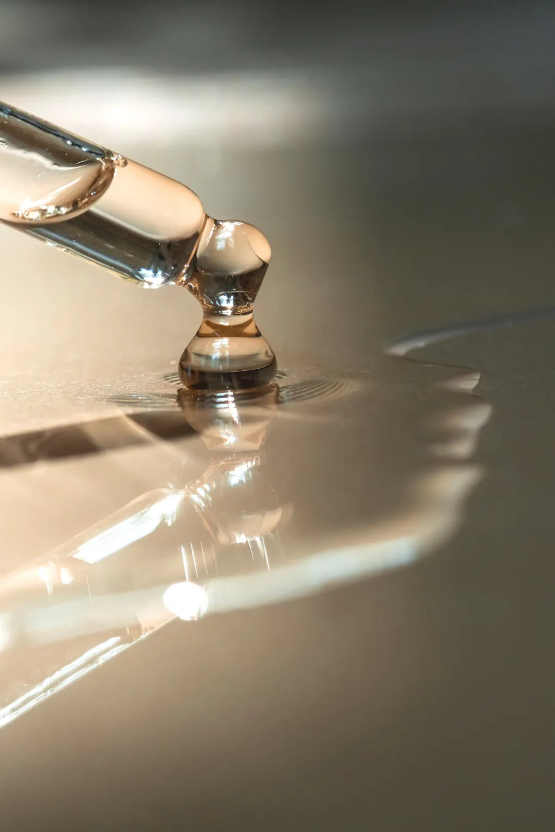 Pipette mit durchsichtiger Hautpflege – Symbol für präzise und wirksame Inhaltsstoffe.